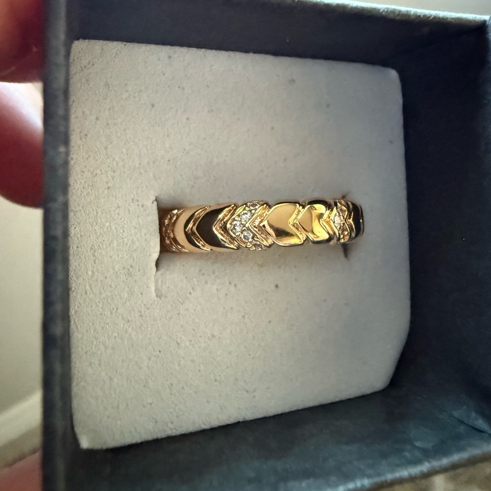 NWT Pretty Bird Jewelry Gold Chevron Diamond Accent Eternity Band size 6 - Picture 9 of 10